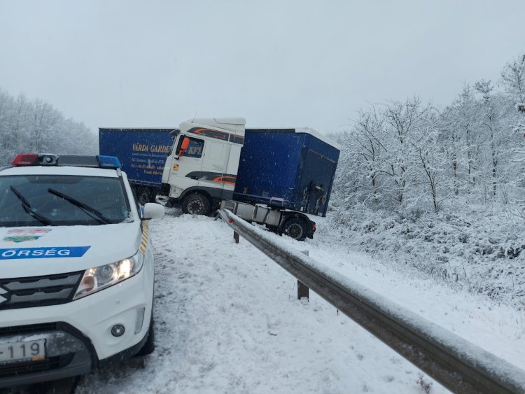 Kamion csúszott az árokba a 403-on - Egy sávra szűkült a forgalom