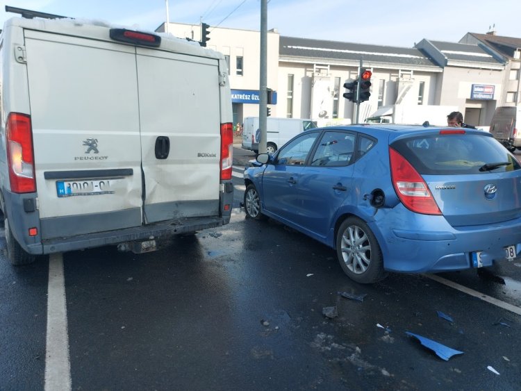 Ráfutás - Haszonjárműnek ütközött a kocsi