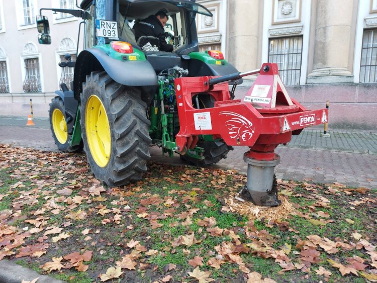 Miért állt egy nagy traktor a Széchenyi utcán a járdán?