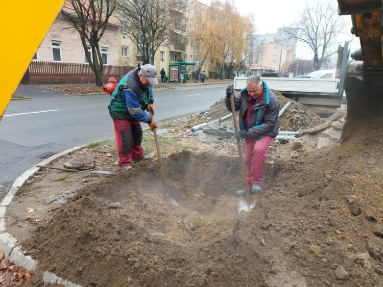 Csőtörés - A Kossuth utcára riasztották a NYÍRTÁVHŐ szakembereit