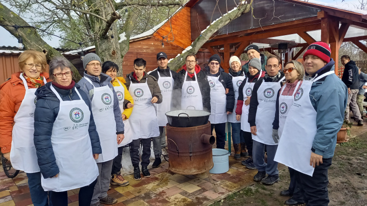 Hagyományőrző disznótorossal zárult az önálló életvitelre felkészítő FÉSZEKRAKÓ PROGRAM első félideje