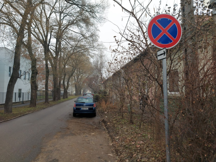 Változás - A Vécsey utcán érdemes figyelni a KRESZ-táblákat