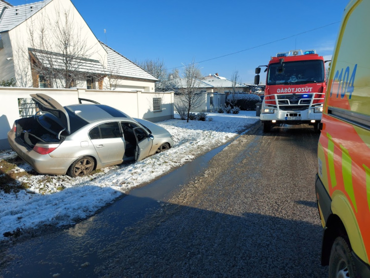 Három mentő is rohant a Játék utcai balesethez!