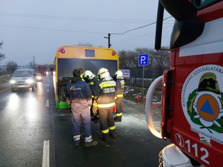 Tűz volt a buszon - Sűrű füst gomolygott a motortérből