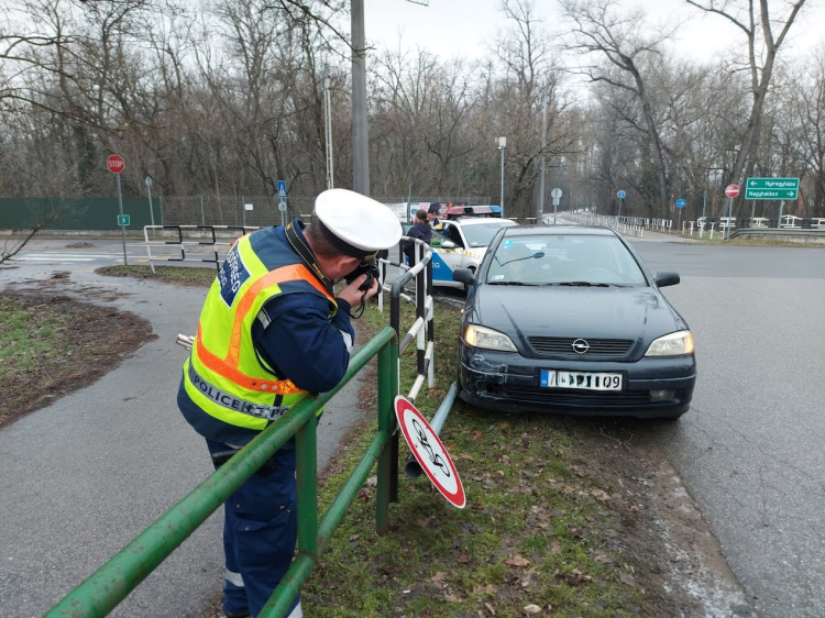 Nem adta ki - Dőlt az oszlop is                         