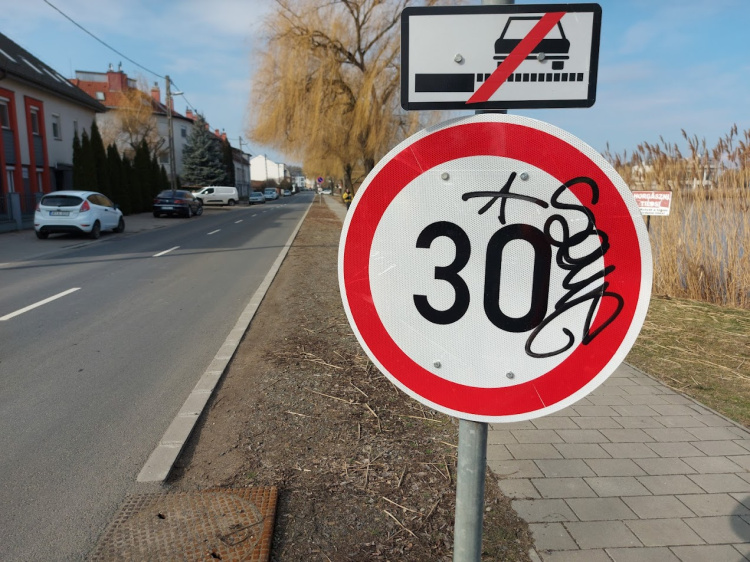 Segítsünk kézre keríteni a kéretlen firkálót! - Ha látja, értesítse a rendőrséget!