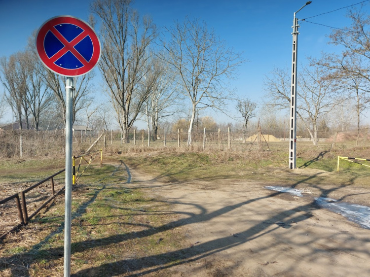 A lakók kérték, az önkormányzati képviselők szorgalmazták - Kihelyezték a megállni tilos táblát