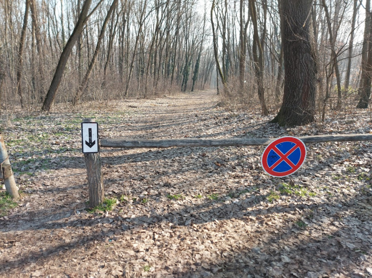 Volt olyan eset, hogy a mentők és a tűzoltók sem tudtak közlekedni a parkoló autóktól!