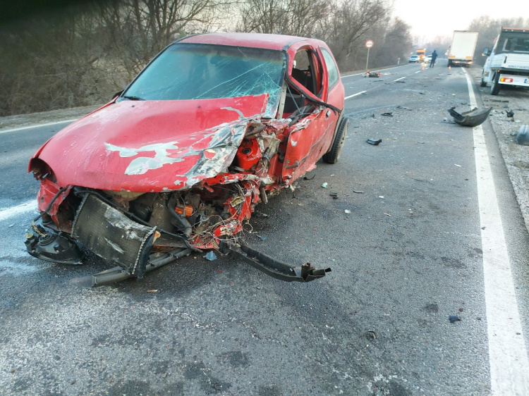 Purhabbal kifújt kerékdobbal is belement a csínybe - Három járművel ütközött 