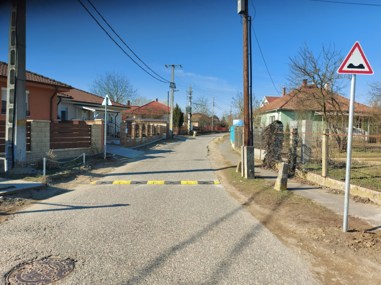 Fekvőrendőr ügyel arra, hogy ne legyen gyorshajtás