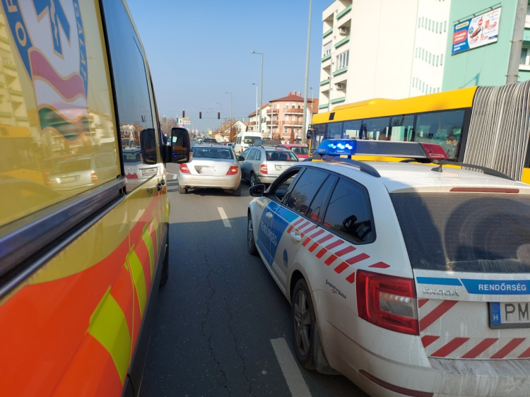 Szabálytalan sávváltás: egy pilőtának készülő hölgy sérült meg 