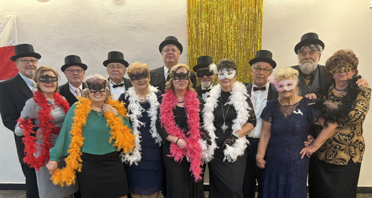 Mesés farsangi bált szervezett a „Sto Lat”’