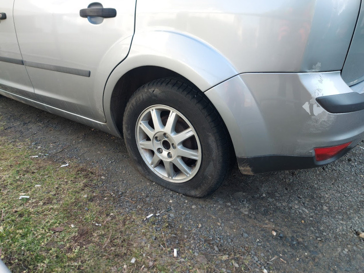 Nemcsak a tulajjal szúrtak ki... - Nem kímélték a kocsik abroncsait!