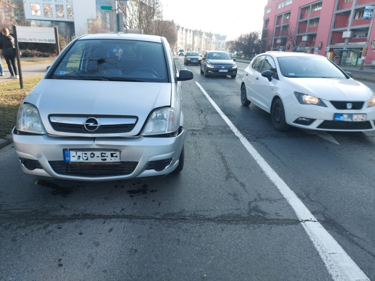 Csúnyán összetört az autó eleje                                