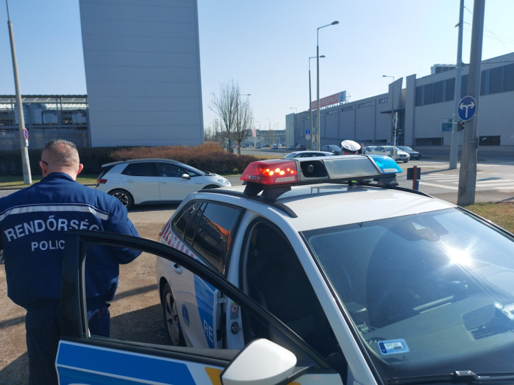 Beakadt a ruha, ráesett a biciklivel, beütötte a fejét