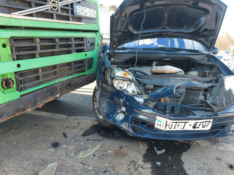 Egy személy megsérült és órákig állt a forgalom a hármas karambol miatt