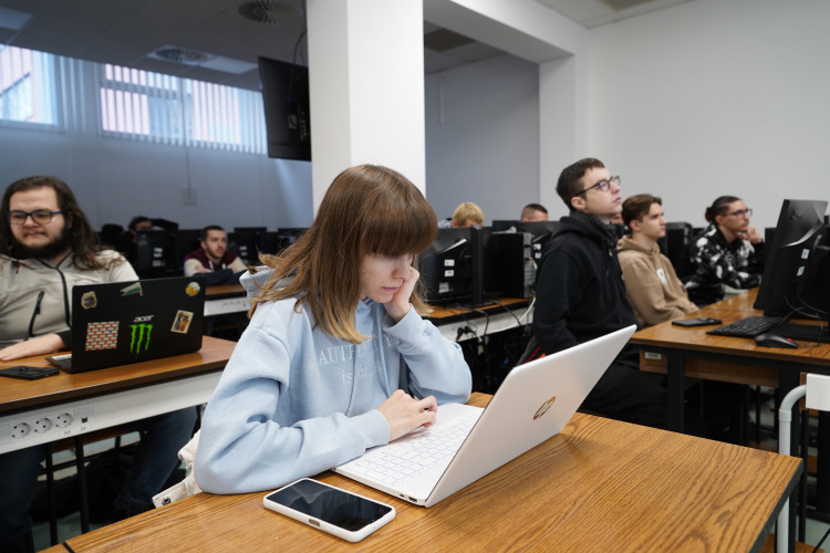 Új tanteremmel bővült a Matematika és Informatika Intézet az egytemen 