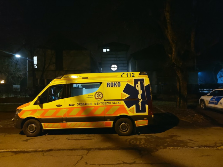 A mentők nem tudtak a lakásba bejutni, a rendőrség segített