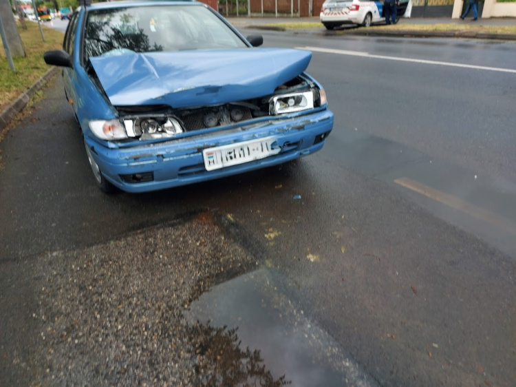 Jól összegyűrődött az autó eleje...             