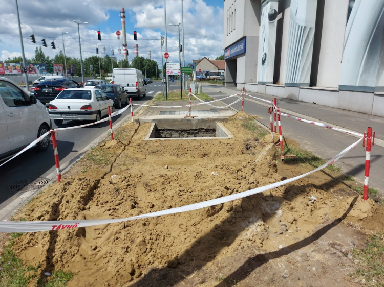 Ezért kerítették körbe ezt az aknát a Bethlen Gábor úton
