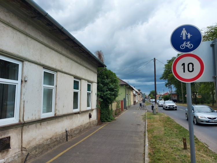 Nem vicc a tábla! - Kerékpáros szempontból ez a város egyik legbalesetveszélyesebb szakasza!