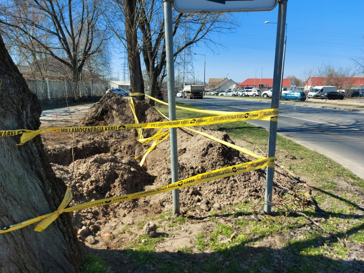 Optikai kábelt fektetnek Nyíregyházán, a Debreceni úton