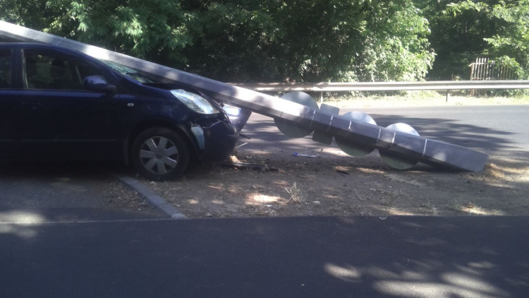 Villanyoszlopnak csapódott egy személygépkocsi Sóstógyógyfürdőn