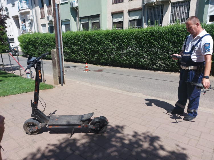 Hatalmasat bukott a nagytejesítményű rollerjével 