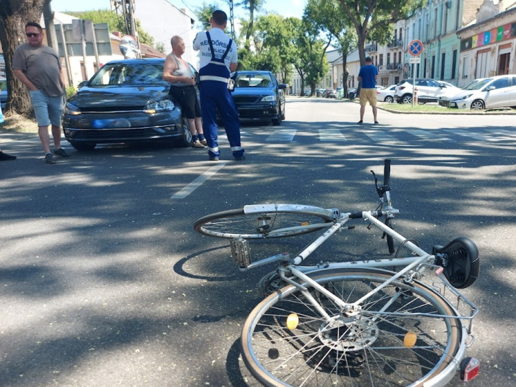 Kórházba került a biciklis, érdemes leszállni a kerékpárról, ha zebrán megyünk át