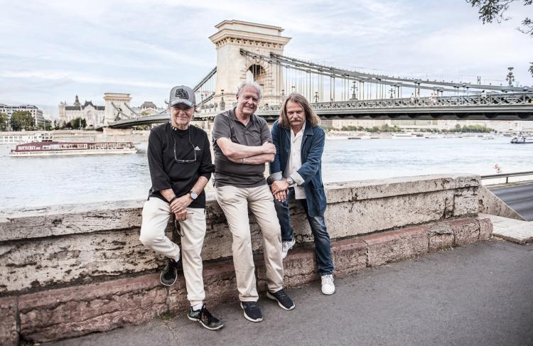 Három barát - Leslie Mandoki, Csupó Gábor és Szűcs László a Lánchídnál futottak össze