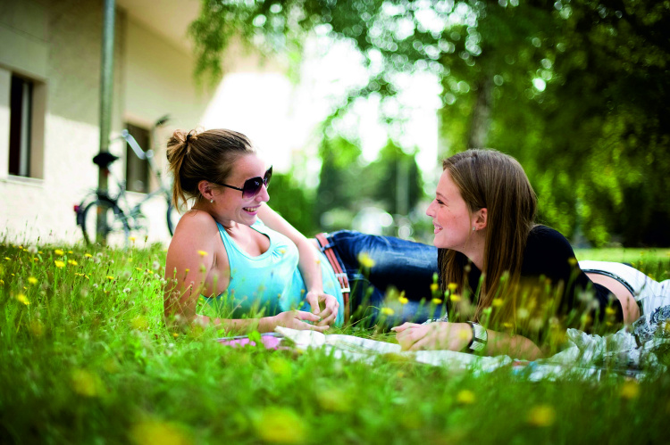 „Az órákon át tartó napozás valójában nem pihentet” – egyetemi oktató figyelmeztet a kánikula veszélyeire