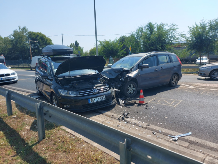 Hét sérült, két rommá tört autó - Áttért a szemközti sávba