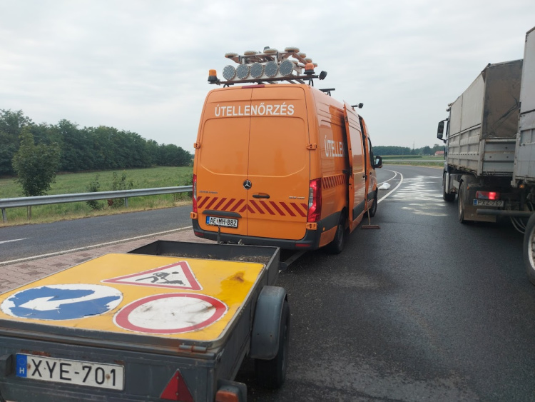 Gázolaj folyt az útra - Közömbösítették az üzemanyagot