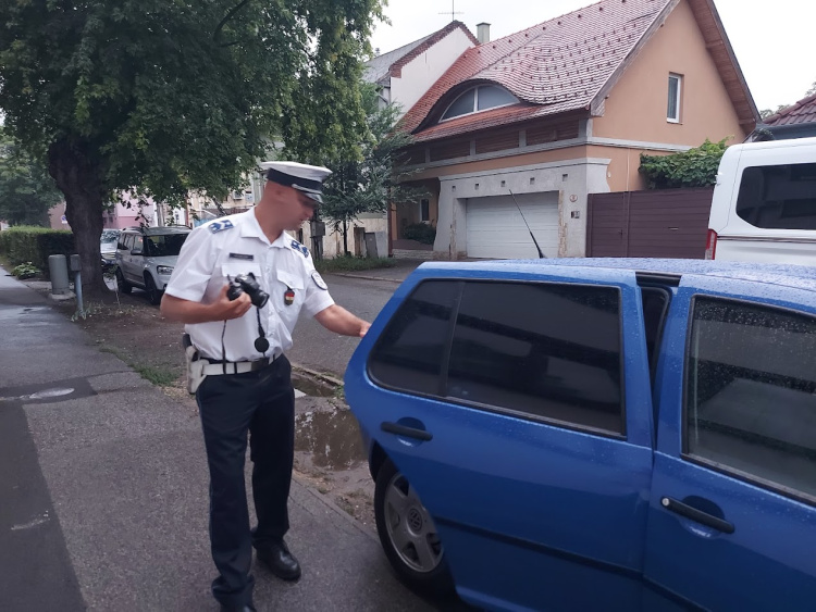 Akkor ért oda a rolleres, amikor épp kinyílt a kocsi ajtaja