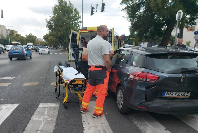 Álló járműnek ütközött, a vétlen sofőrt kórházba szállították