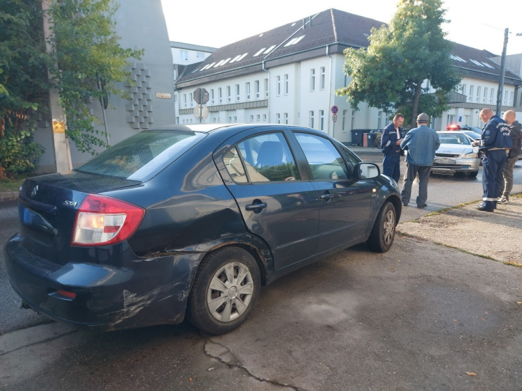 A STOP táblát figyelmen kívül hagyta              