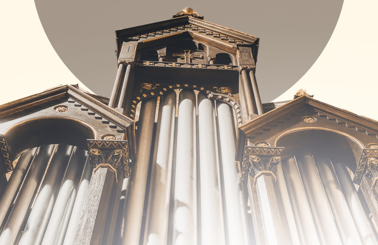 Tér-Zenére készülnek a Magyarok Nagyasszonya-társszékesegyház előtti 