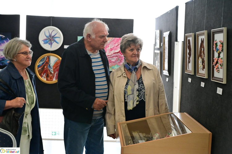 Kiállítás – Újabb blikkfangos alkotások láthatók az Alkotó Idősek tárlatán
