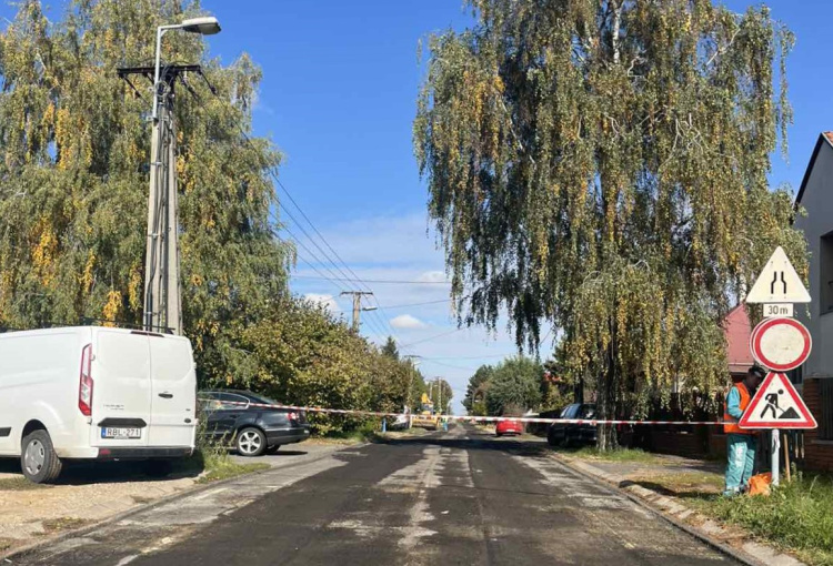 Kezdődik a Kezdő utcában is! - Megújul az aszfaltburkolat 