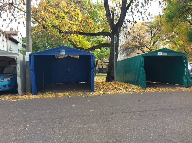 Ponyva alatt - sátorba költözhetnek a didergő autók