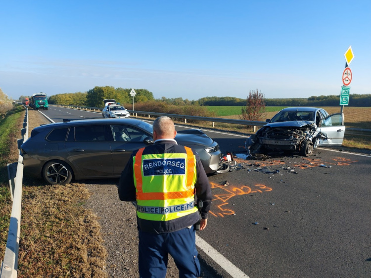 Frontálisan - Áttért a szemközti sávba, ahol egy egész család utazott egy kocsiban