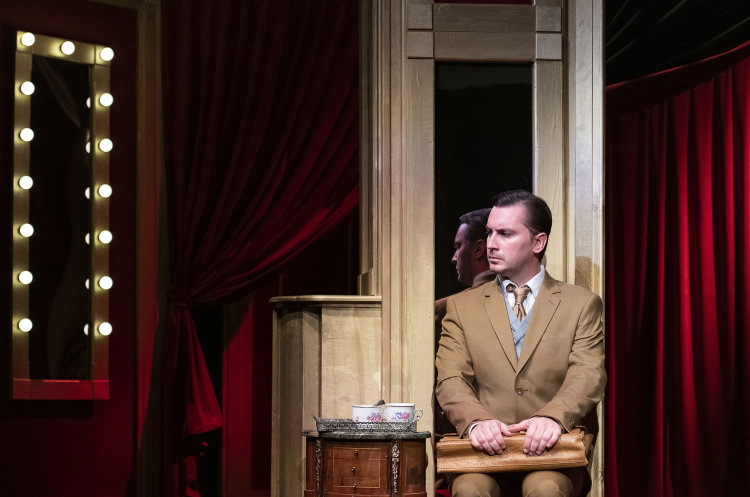 A Csodálatos vagy, Júlia! bepillantást enged a színház kulisszatitkaiba