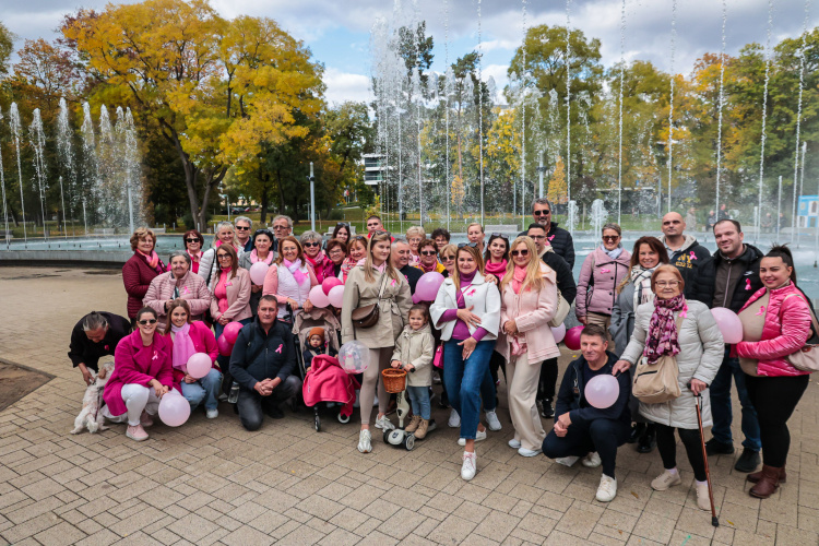 Séta a mellrák ellen - a szűrővizsgálatokra hívták fel a figyelmet Nyíregyházán
