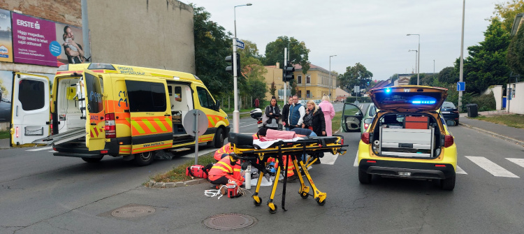 A mentők mindent megtettek - súlyos, életveszélyes állapotban vitték kórházba a karambolozó biciklist