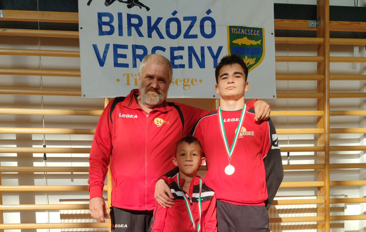 Bronzérmek Tiszacsegéről - jól szerepeltek a birkózók
