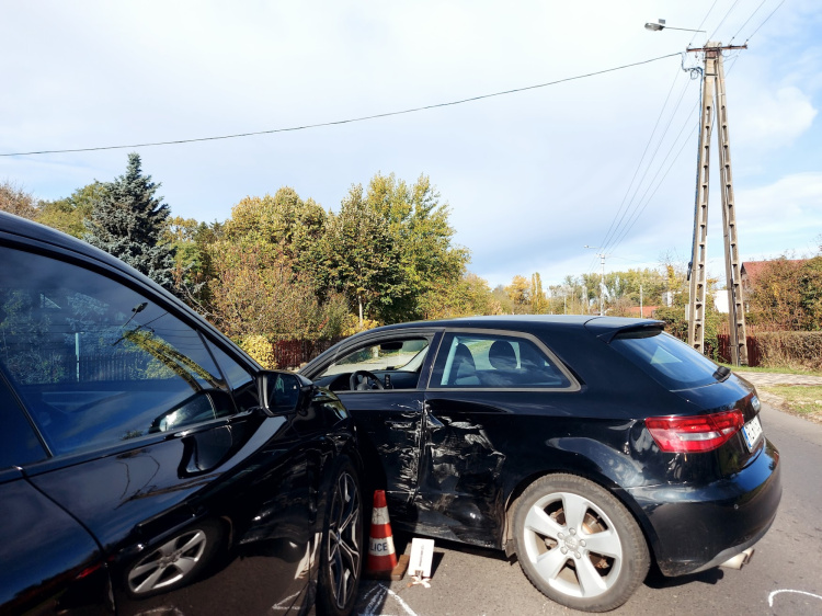 Az egyik az előzött, a másik kanyarodott - nagy ütközés lett belőle