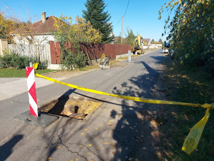 Burkolaterősítés és közműfedlapok szintbe helyezése folyik a Vércse utcán
