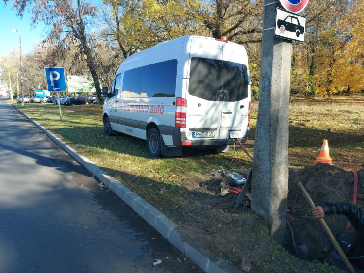 Cserélnek egy erősáramú kábelt Hunyadi utcán