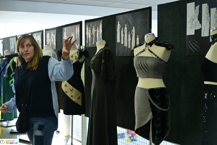 Színek, formák, inspirációk – Különleges ruhaköltemények a Váci Mihály Kulturális Központban