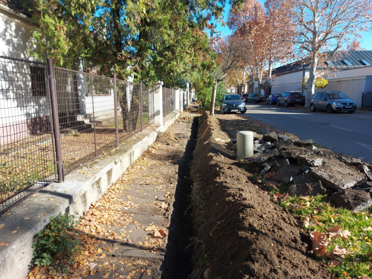 Optikai kábelt fektetnek az Újszőlő és az Őz utcán